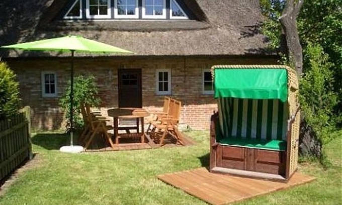 Thomsdorf House | Romantic Lüntsches Schloss: Cozy Thatched-Roof Retreat