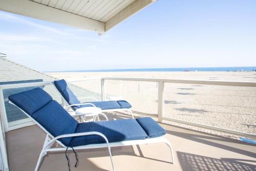 Balboa Peninsula Apartment | Oceanfront Duplex with Amazing Views for Family Fun