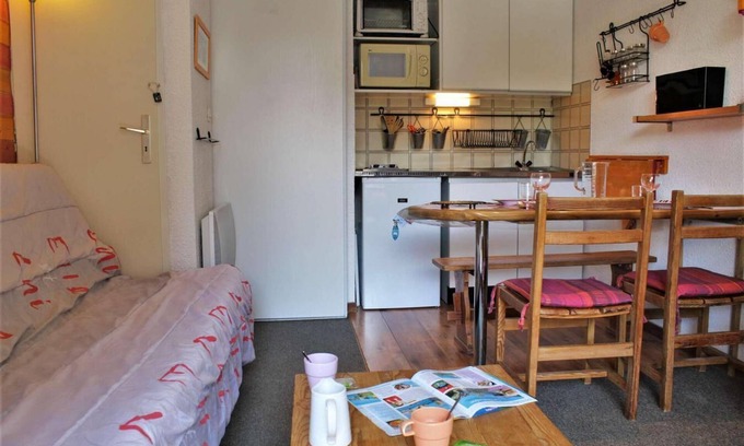 Risoul Apartment | 100m from resort center, 2nd floor, balcony, tv, ski locker, 20m², Risoul