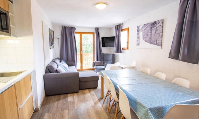 Valfrejus Apartment | Cozy Retreat in Valfréjus with Balcony and Pet-Friendly Amenities