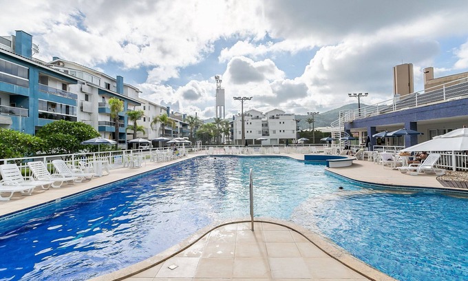 Ingleses Norte Apartment | Beachside Retreat with BBQ Balcony & Family-Friendly Amenities