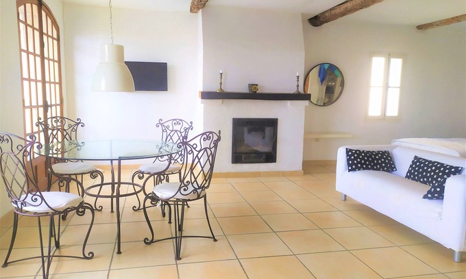 La Seyne-sur-Mer Apartment | Oceanfront Air-Conditioned T2 Apartment, Rated 10/10