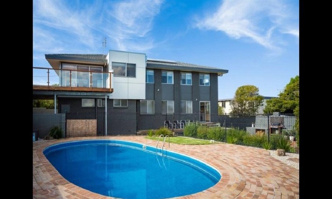 Merimbula House | 100m to beach. Ocean Views, Sleeps 10, Pool, Cafe 400m.