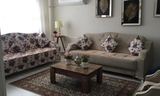 Karabaglar Apartment | Central 100m2 Apartment with Free Parking & Family-Friendly