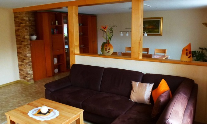 Sulzdorf an der Lederhecke Apartment | Spacious 3-Bedroom Fully Equipped Apartment with Breakfast