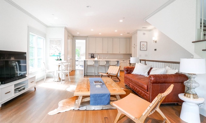 Kessler House | Elegant Bishop Arts Townhome with Spa & Family-Friendly Perks
