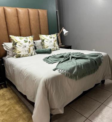 Jwaneng House | Cozy 1020 Sehudi Guesthouse: Pet-Friendly with a Pool
