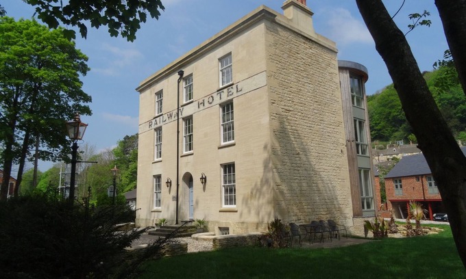 Nailsworth Apartment | Inviting Apartment in Landmark Georgian House with Spa & Dining
