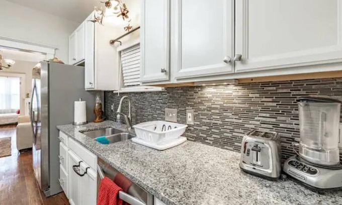 St. Louis Apartment | Prime Delmar Loop Hotel: Guest Rated 10/10 & Family-Friendly