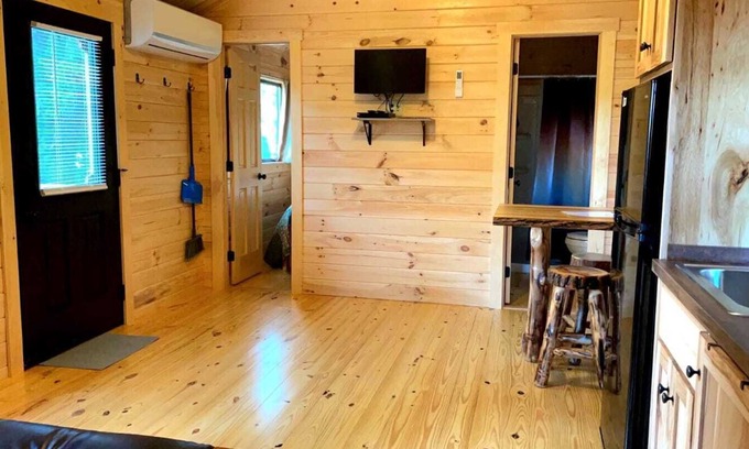 Logan Cabin | Hummingbird Log Cabin Near Hocking Hills - Family Friendly