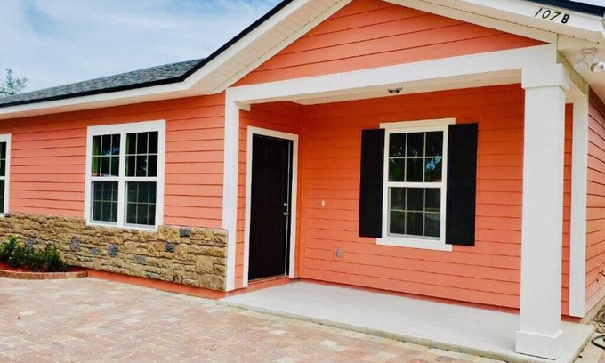 Hollister House | Pet-Friendly 107-B Flamingo Getaway with Spa & Breakfast