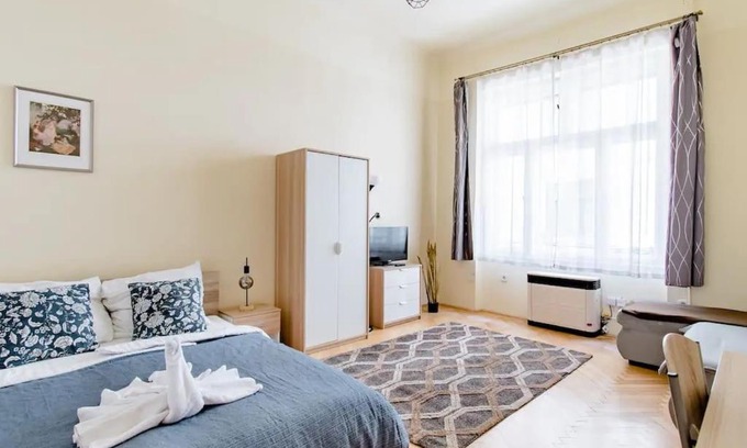Belso-Ferencvaros Apartment | Spacious 3 Bedroom Central Apartment with Convenient Baths