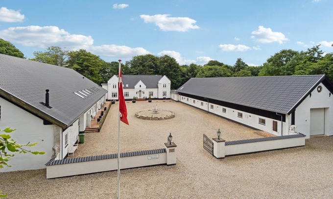 Gording House | Comfortable 11-Bedroom Lodge in Gørding with Lake View