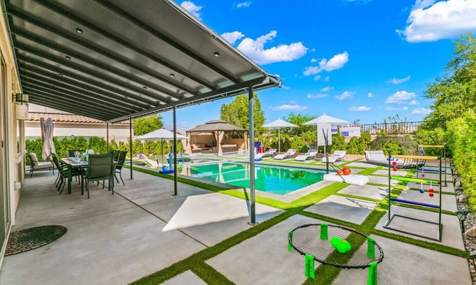 Coachella House | 11 Beds,Pool table,Ping Pong,Volleyball+Basketball