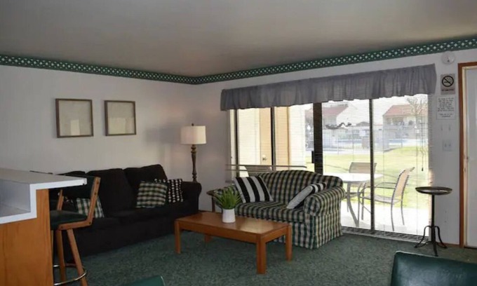 Quincy Condo | Cozy Condo with Pool Access and Easy Shuttle Service