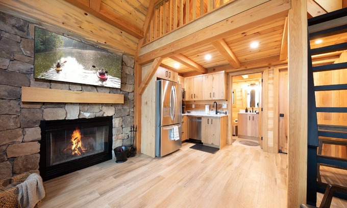 Laura House | Relax at Firefly Lookout with Ocean Views and Pet-Friendly Stays