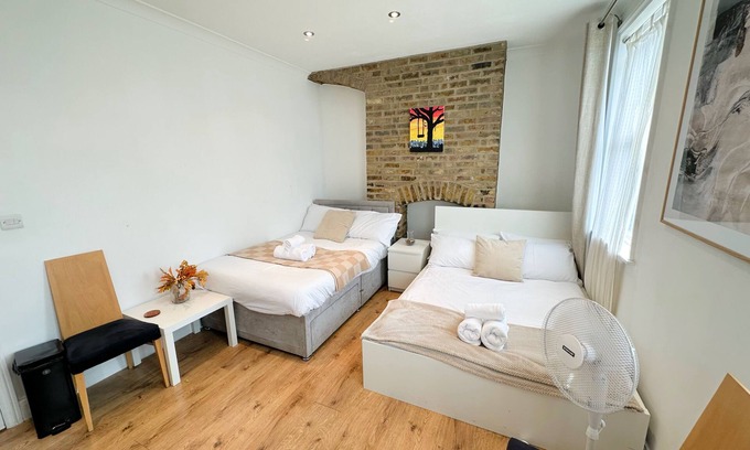 Brent House | 11 Guests - 6min Drive to the Wembley Stadium
