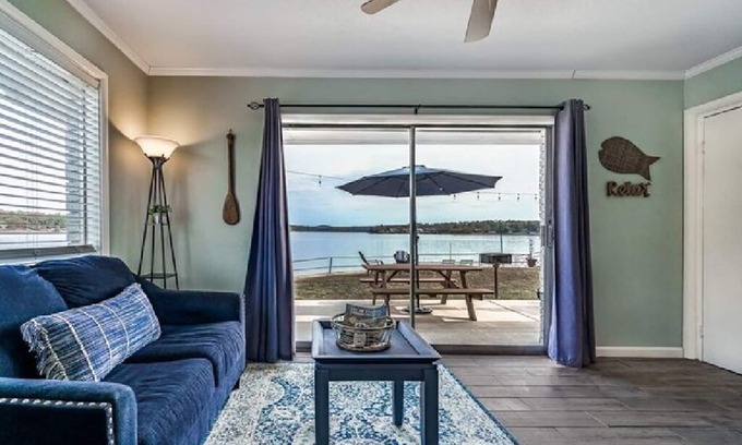 Hot Springs Hotel | Cozy Double Bed Room on Main Channel with Kitchen Access