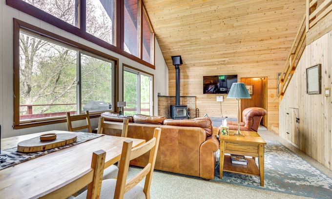 Shenandoah Cottage | 11 Mi to Massanutten: Peaceful Cabin w/Deck