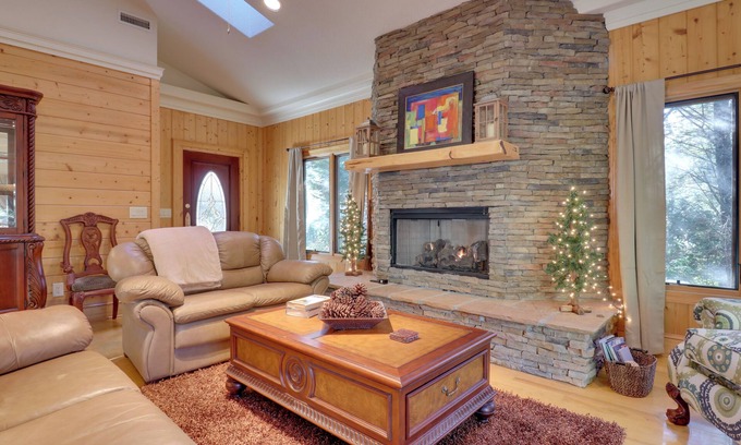 Highlands Apartment | Discover 'Heaven South' Waterfront Apartment with Spa & Deck