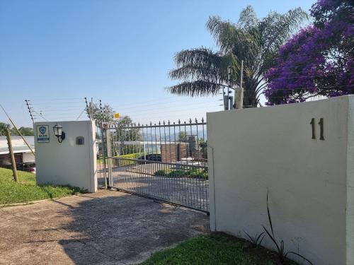 Botha's Hill Apartment | Serene Glamping Cottages with Ocean Views at 11-on-RobRoy