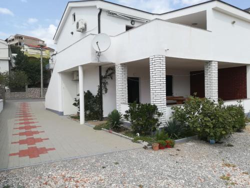 Cesarica Apartment | Oceanfront Retreat at 11 Primorska Ulica - Rated 9/10!