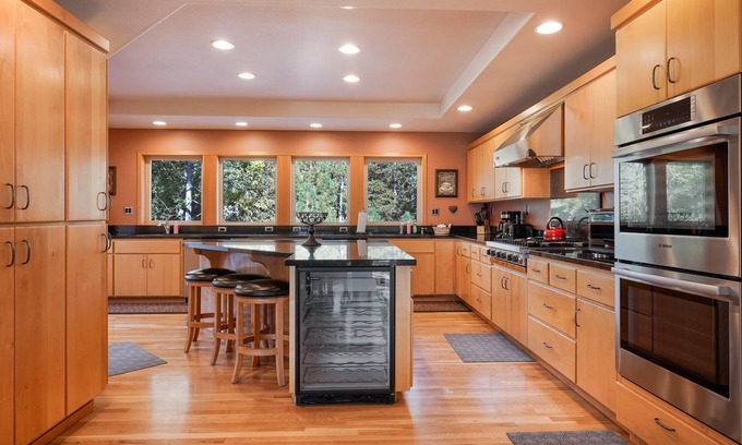 Sunriver House | Family-Friendly 5 Bedroom Home with Pool & Spa Amenities