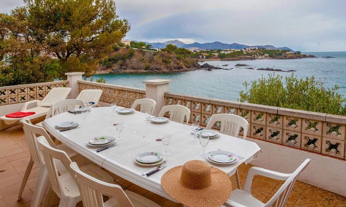 Llanca House | Spacious House for 10 Guests in Prime Location
