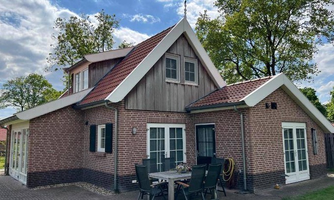Hoge Hexel House | Spacious 3-Bedroom House with Kitchen for 6 Guests