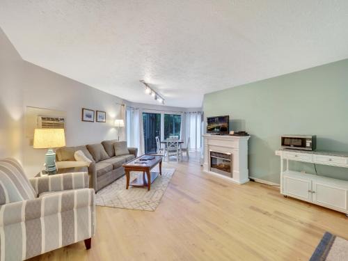 Charlevoix House | Discover Relaxation at 110 Pointes North Inn - Pet Friendly