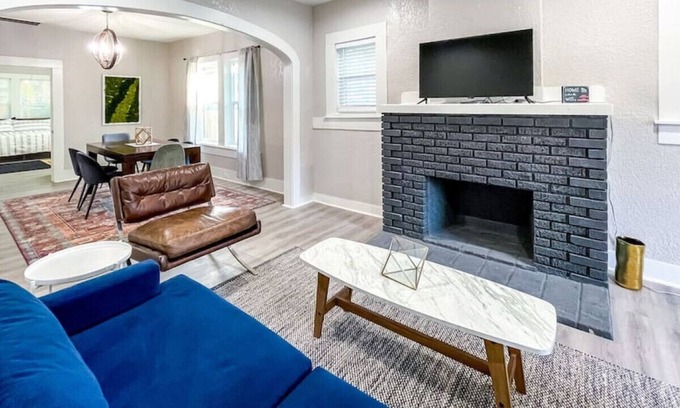 Eastside Promise Neighborhood House | 1108A · Charming Dignowity Hill ~ 5★ Location ~ ♛King Beds