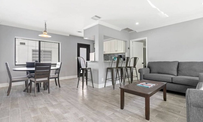 Nurmi Isles Apartment | Cozy 1 Bedroom on Water with Pool in Las Olas!