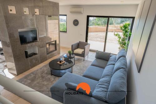 Cerro de Aguia House | Sea View Retreat with AC, Pool Access & Beautiful Garden
