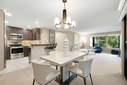 Northwest Bellevue Apartment | Modern Retreat Minutes From Downtown with Hot Tub Access