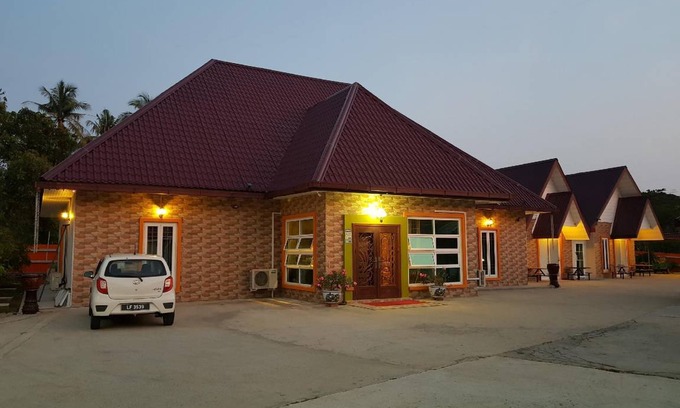 Labuan Bed & Breakfast | Cozy Bed and Breakfast for 5 with Kitchen Amenities