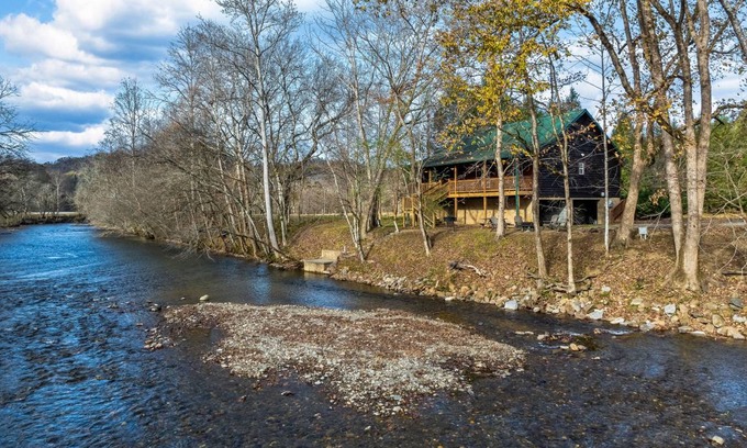 Townsend Cabin | Spacious 3-Bedroom Cabin for Families with Kitchen Access