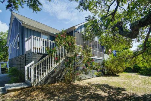 Isle of Palms House | Cozy Retreat at 12 42nd Avenue: Steps from the Beach