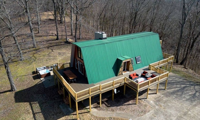 Goodlettsville Cabin | Explore Southern Summit: Poolside Retreat with Spa & Breakfast