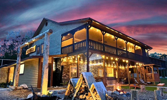 La Follette Cabin | Mountain Ridge: 12-Bedroom Retreat with Hot Tub & Pool