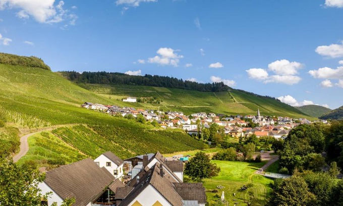 Ockfen Hotel | Cozy Hotel Stay for 2 with Breakfast & Pet-Friendly Perks