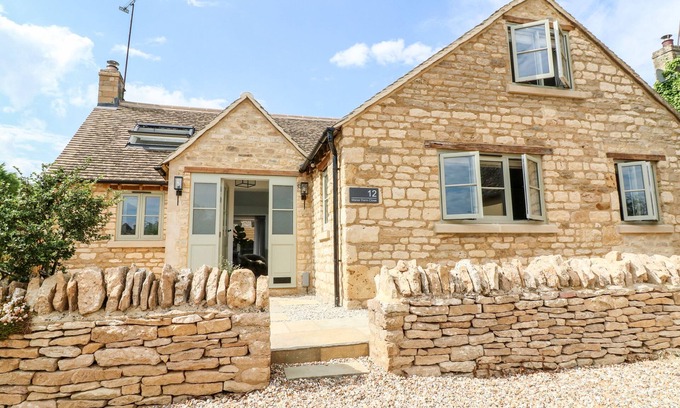 Kingham Cottage | Family-Friendly Retreat at 12 Manor Farm Close, Kingham