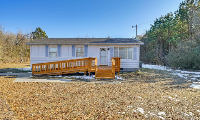 Petersburg House | 12 Mi to Lake Chesdin: BBQ-Ready Angler's Getaway!