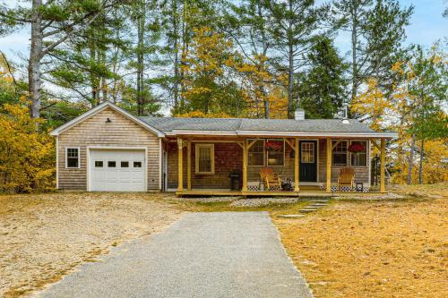 New London House | Idyllic Wild Goose Cottage with Oceanfront Hot Tub