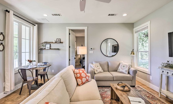 Fort Worth Cottage | Idyllic Fort Worth Cottage with Yard & Farm Views