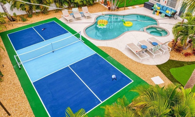 Palma Sola House | Ideal Getaway: 12 Min to AMI Beach with Pool & Pickleball