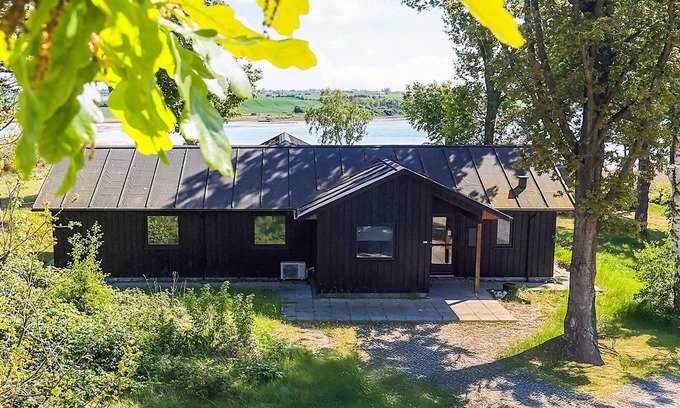 Millinge House | Spacious 12-Person Holiday Home with Oceanfront Views