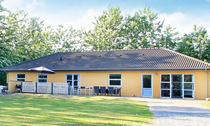 Sundstrup House | Ideal Holiday Home for 12 in Højslev with Spa Amenities