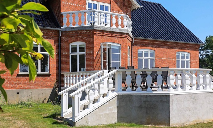 Nyborg House | Comfortable 12-Person Holiday Home in Nyborg with Kitchen