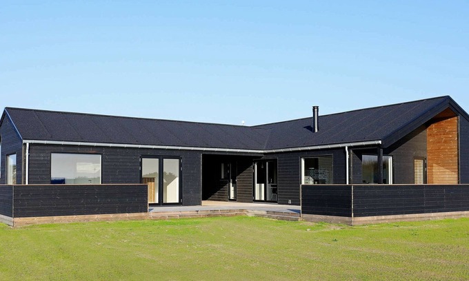 Nr. Lyngby House | Perfect 12-Person Holiday Home with Pool and Spa in Løkken