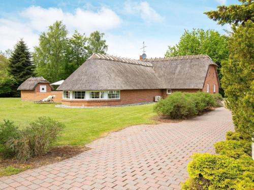Marielyst House | Spacious 12-Person Holiday Home with Pool in Væggerløse